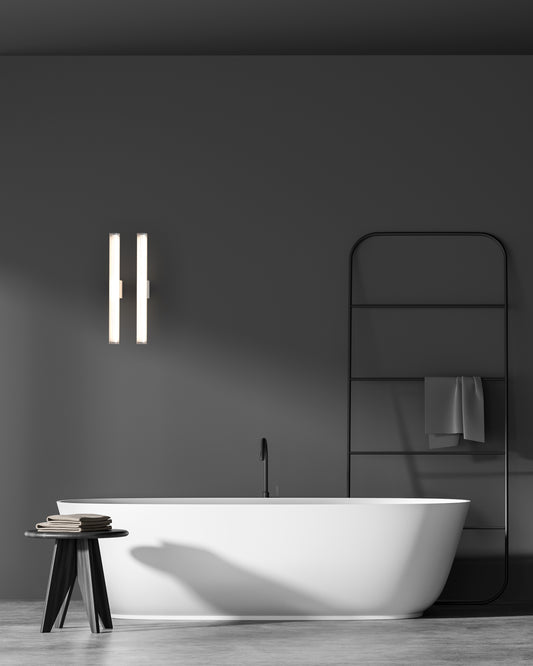 Lámpara de pared moderna iluminación LED junto a tina blanca en baño minimalista