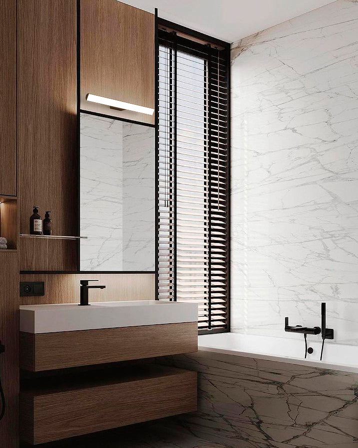 Baño moderno con lavabo de madera, iluminación LED, pared de mármol y tina contemporánea.