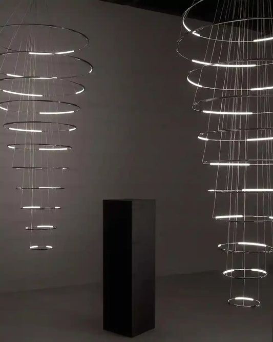 Lámparas de techo modernas circulares LED en ambiente minimalista oscuro