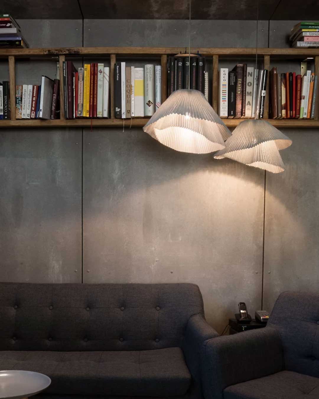 Luminarias colgantes Tempo, diseño orgánico sobre mesa de lectura, 