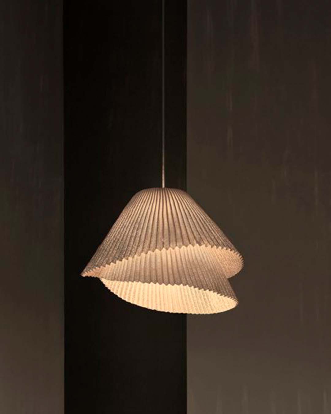 Lámpara colgante moderna con pantalla plisada en ambiente interior minimalista