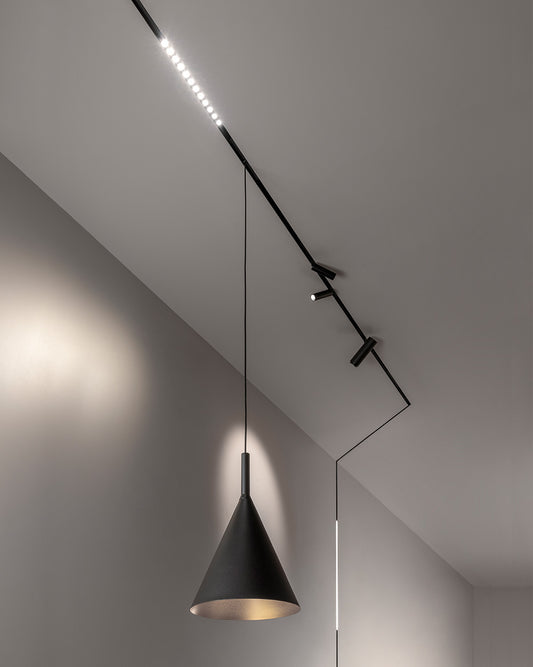 Lámpara colgante negra de cono y riel de iluminación LED moderno en techo gris