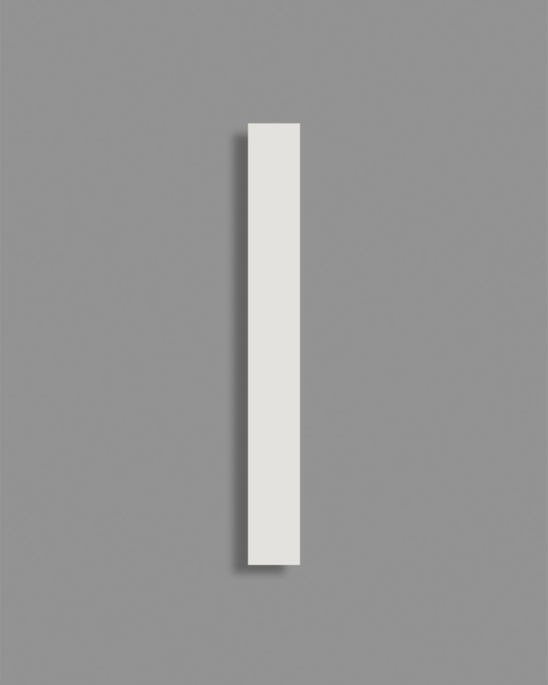 Aplique de pared moderno blanco rectangular sobre fondo gris, luz decorativa minimalista