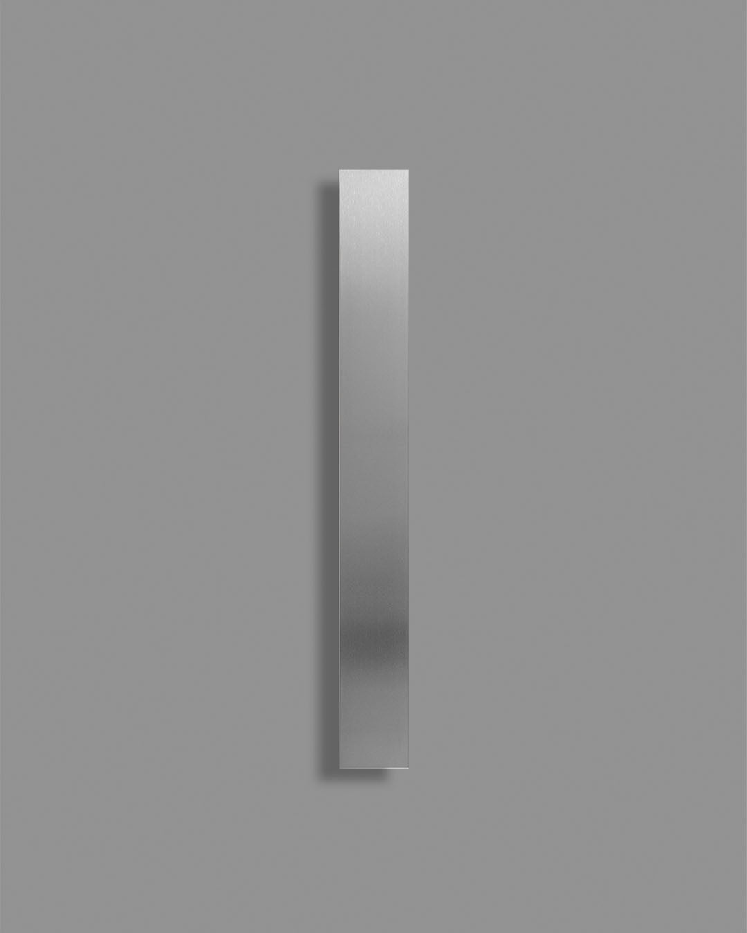 Aplique de pared moderno en acabado acero inoxidable sobre fondo gris