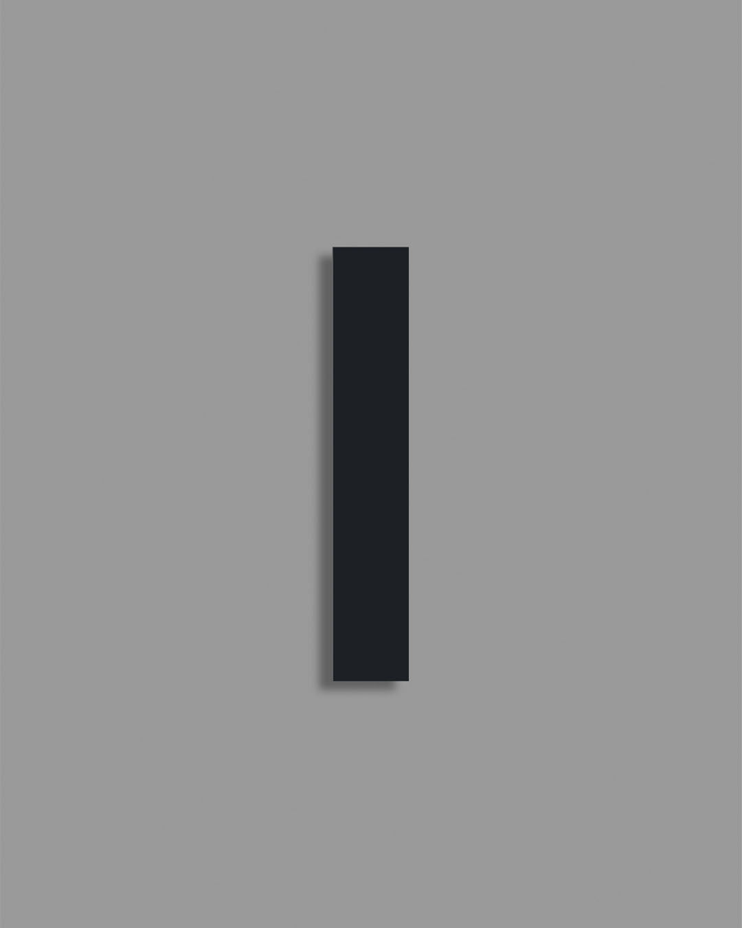 Aplique de pared moderno rectangular negro sobre fondo gris, iluminación decorativa.