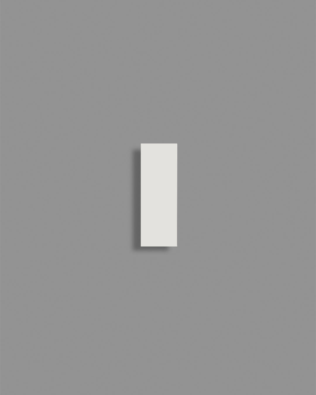 aplique de pared moderno blanco rectangular sobre fondo gris, iluminación decorativa