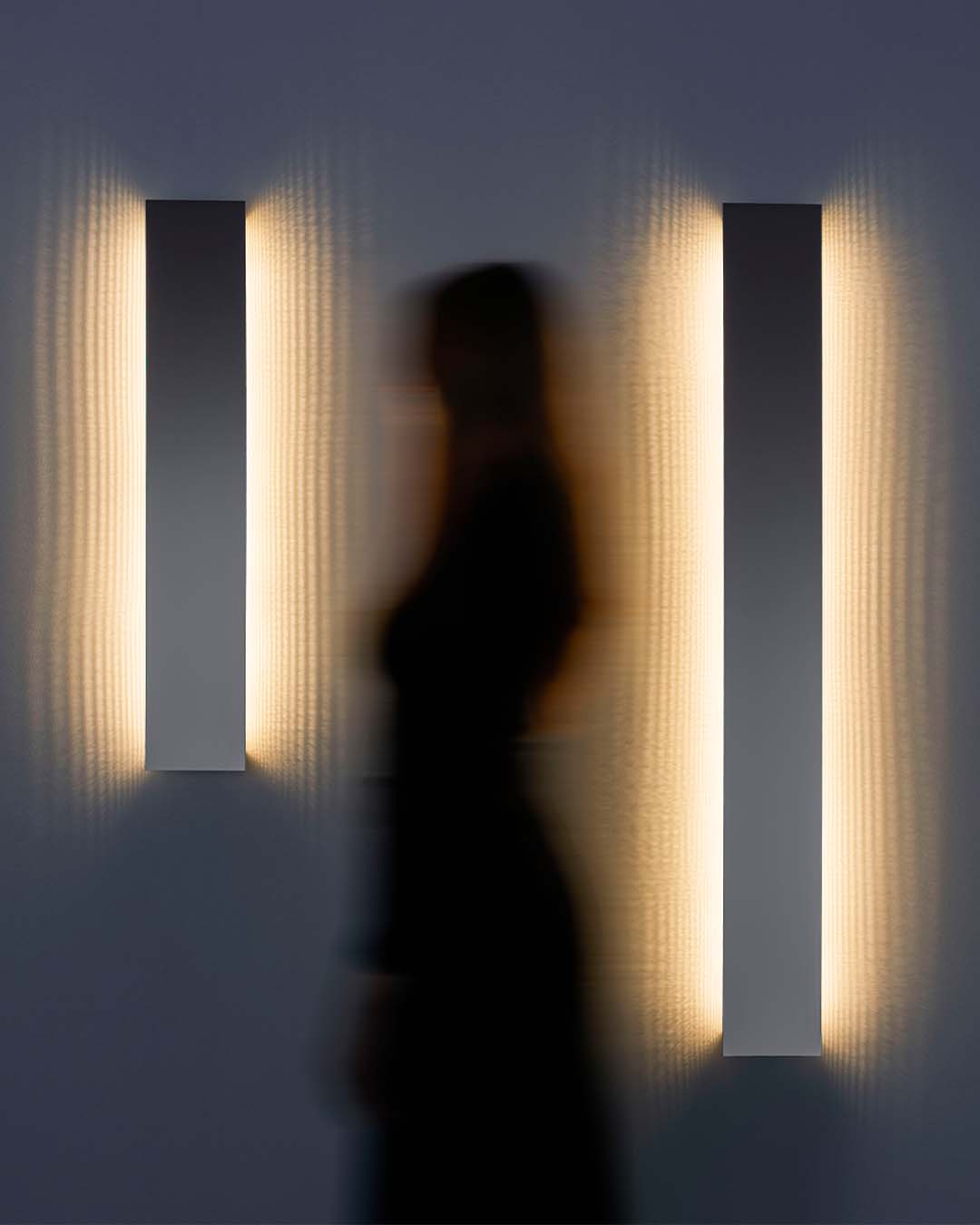 Apliques de pared modernos LED rectangulares encendidos en ambiente minimalista