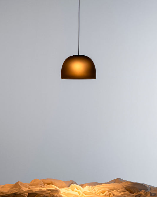 Lámpara moderna suspendida Veiga de a-emotional light en vidrio soplado con luz cálida.