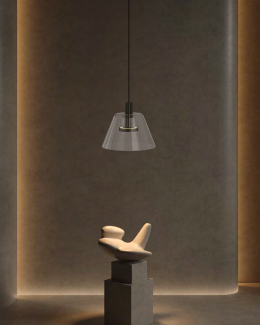 Lámpara colgante de vidrio moderna en interior minimalista con escultura decorativa