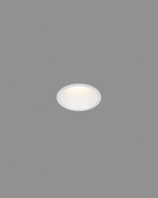 Luz empotrable de techo redonda blanca encendida sobre fondo gris