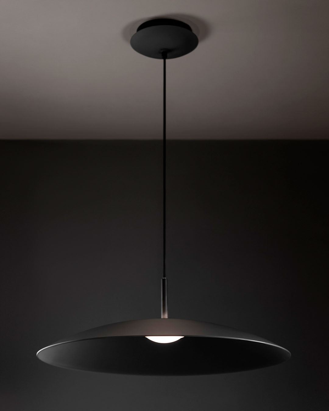 Lámpara colgante moderna negra Vitreo encendida, boutique de iluminación, Birot MX