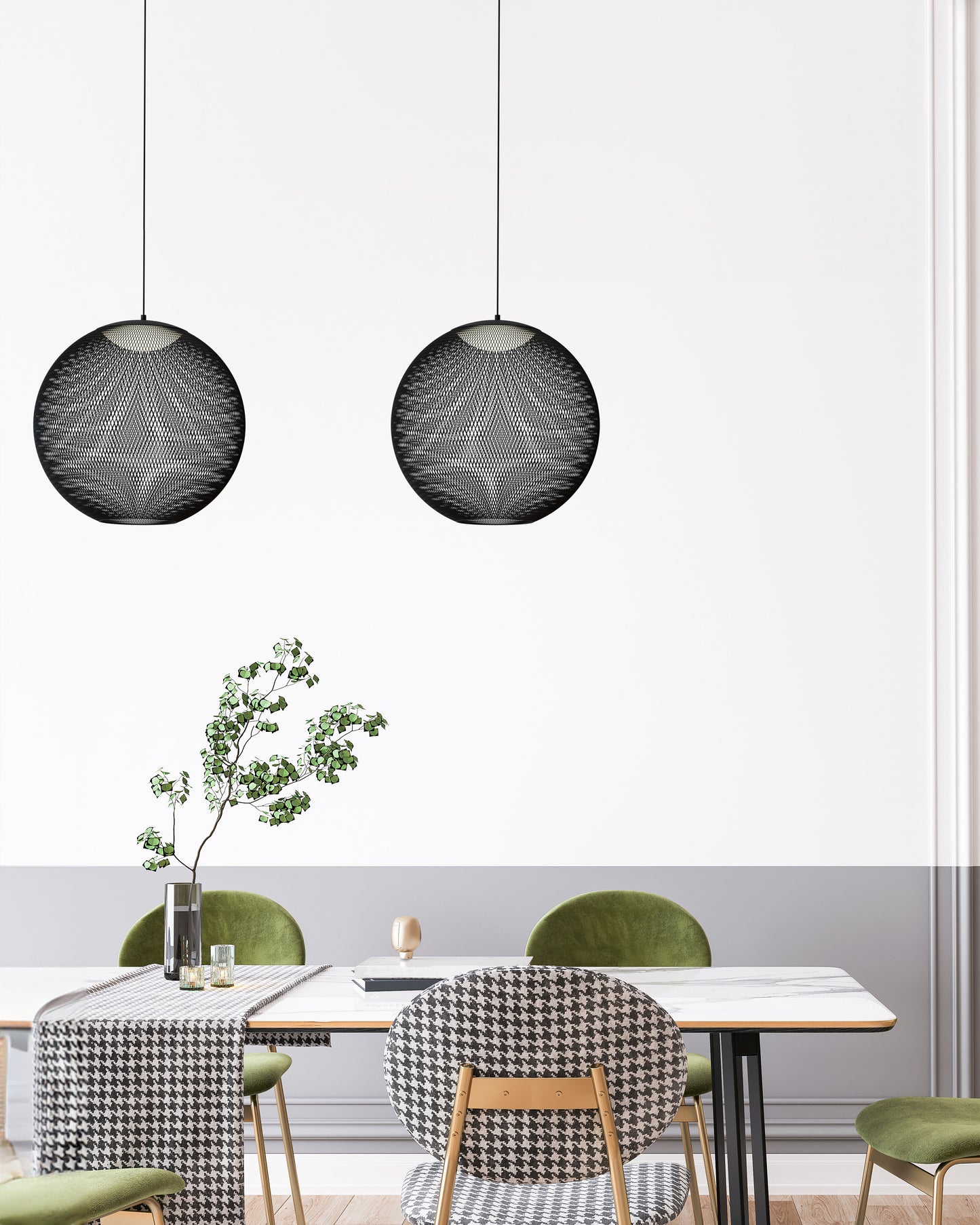 Lámparas colgantes negras modernas sobre mesa comedor con sillas verdes y decoración elegante