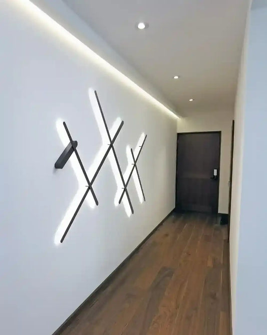 Lámpara de pared moderna negra en pasillo con luz LED, diseño minimalista Birot MX iluminación.