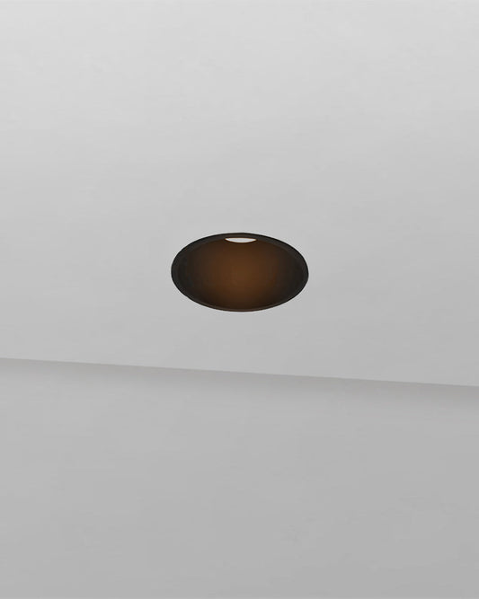 Luminario empotrable de techo con acabado negro, diseño moderno y minimalista