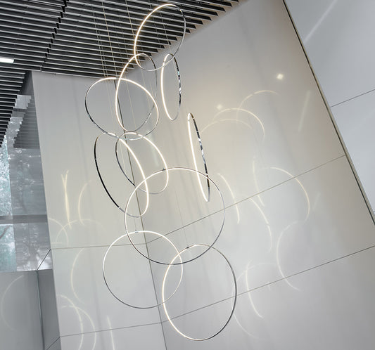 Lámpara colgante de anillos LED moderna para iluminación decorativa interior.