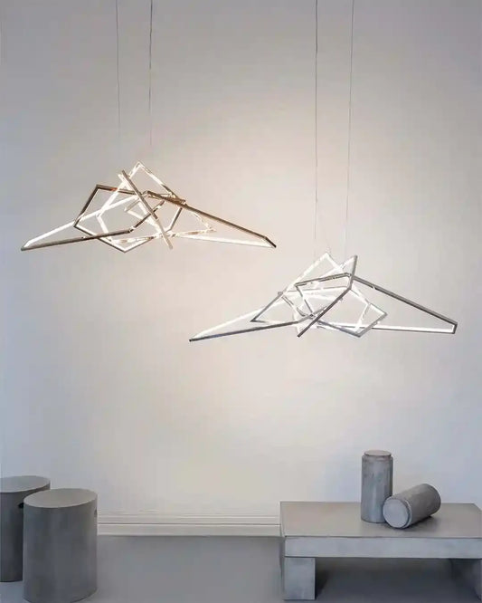 Lámparas colgantes geométricas modernas en sala minimalista, boutique de iluminación Birot MX