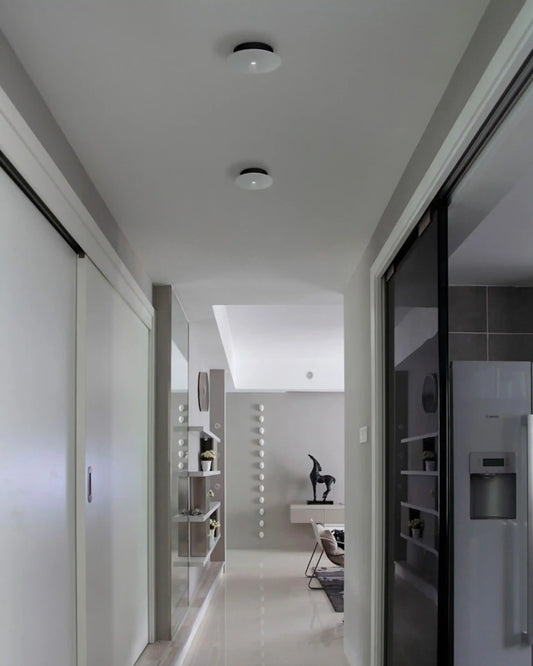 Pasillo moderno con plafones de iluminación Birot MX, decoración minimalista y tonos neutros.