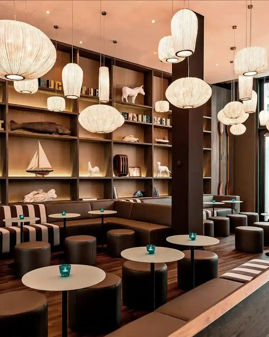 Lámparas colgantes modernas en restaurante elegante, decoración cálida, iluminación boutique Birot MX