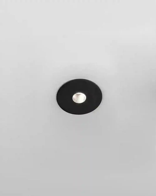 Luz empotrable LED negra encendida en techo blanco, boutique de iluminación Birot MX