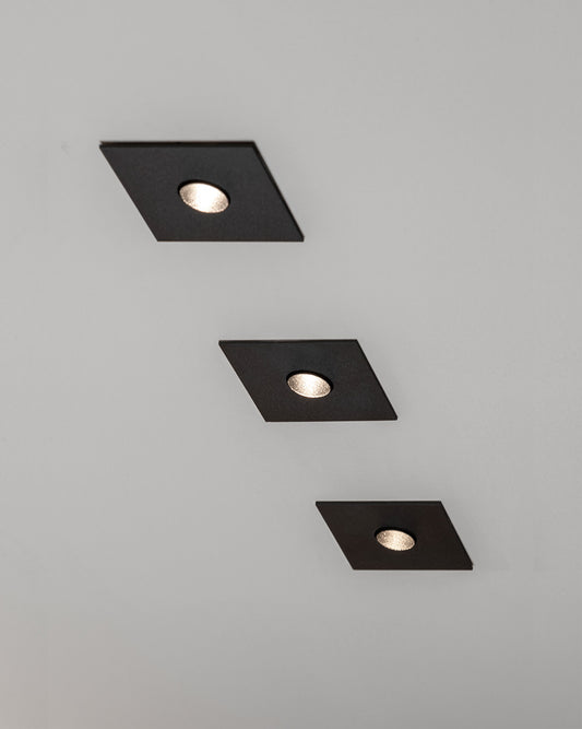 Lámparas empotradas LED cuadradas negras en techo blanco, iluminación moderna