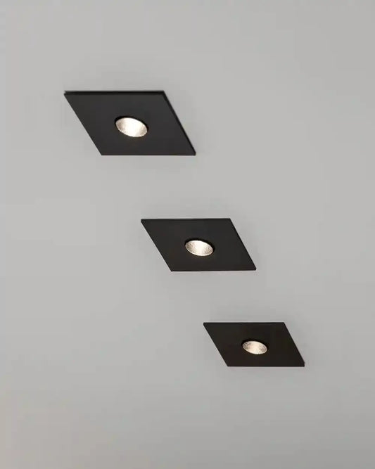Focos empotrables cuadrados negros en techo moderno, iluminación boutique Birot MX