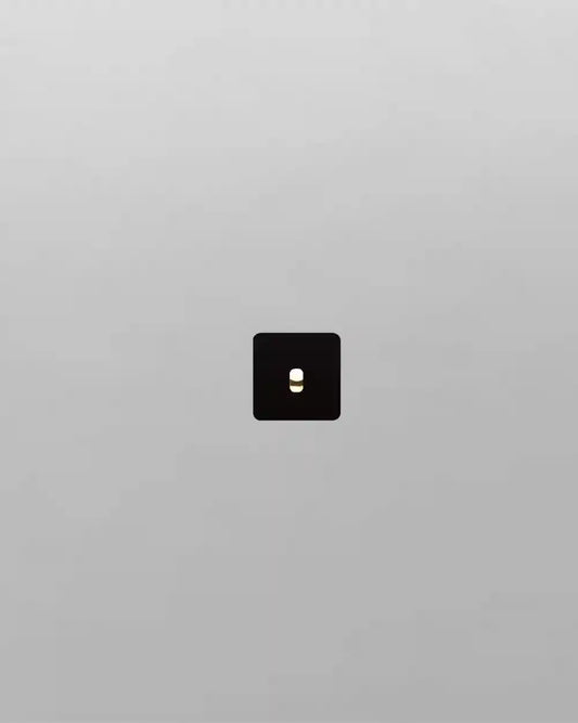 Apagador negro moderno de pared, diseño minimalista, fondo gris claro.