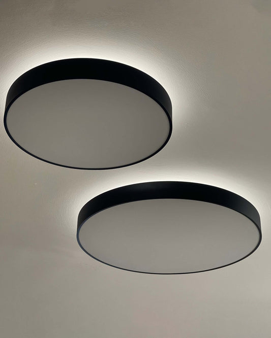 Plafones de techo modernos circulares de luz LED, diseño minimalista en color negro y blanco.