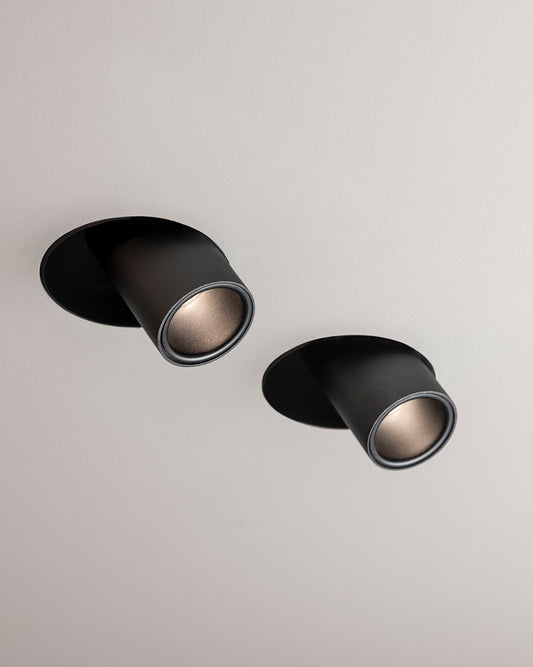 Lámpara de techo negra cilíndrica moderna, empotrada para iluminación interior.