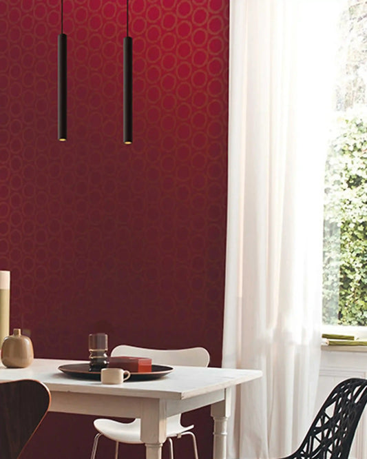 Lámparas colgantes modernas sobre mesa blanca en comedor con pared roja, Birot MX iluminación.