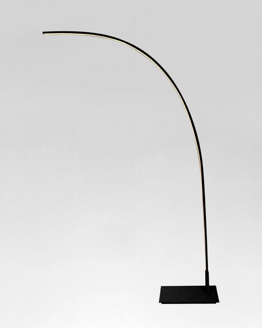 Lámpara de pie moderna negra con diseño arqueado y base rectangular para interiores
