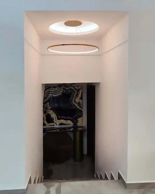 Lámpara circular moderna en techo de pasillo elegante, boutique de iluminación Birot MX