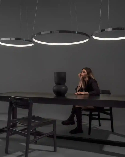 Lámparas colgantes circulares modernas sobre mesa oscura, decoración minimalista Birot MX