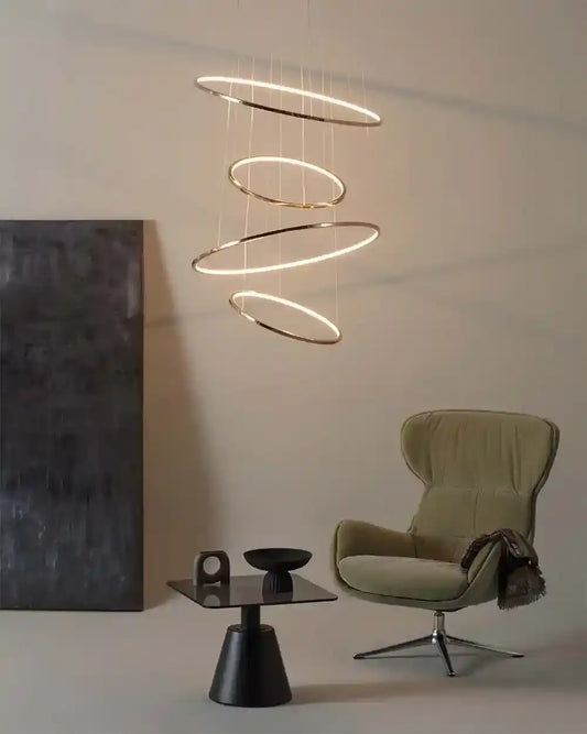 Lámpara dorada de aros LED modernos en sala minimalista, decoración de Birot MX iluminación.