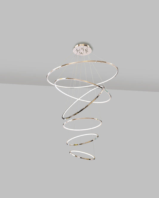 Lámpara colgante moderna de aros cromados y luces LED, diseño decorativo minimalista.