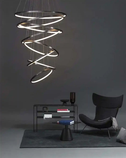 Lámpara colgante moderna en espiral iluminando sala minimalista, Birot MX boutique de iluminación.