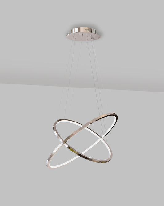 Lámpara colgante moderna de aros LED cromados, diseño minimalista para interiores.