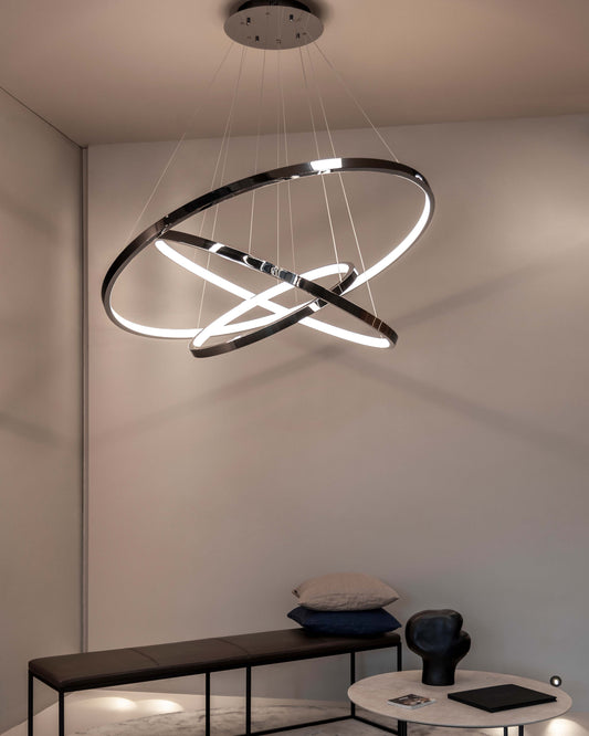 Lámpara colgante moderna de anillos LED en sala minimalista, iluminación decorativa elegante