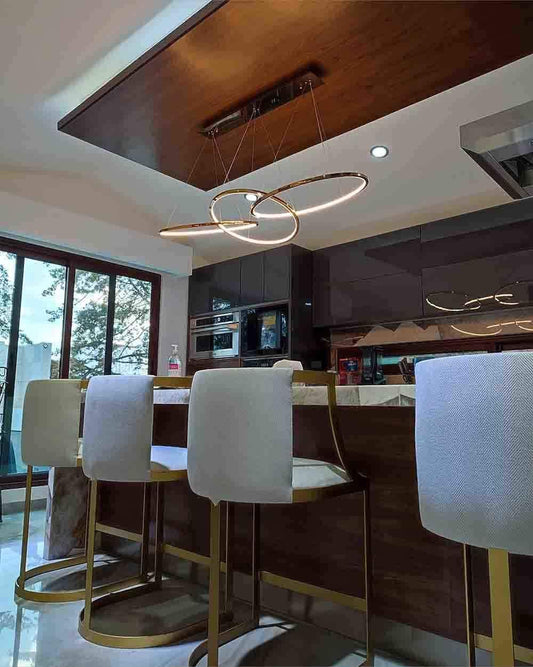 Lámpara colgante moderna HOOP en cocina elegante, boutique de iluminación Birot MX