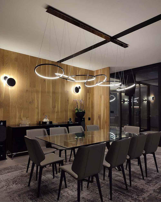 Lámpara colgante moderna sobre comedor elegante con mesa de cristal, Birot MX iluminación.