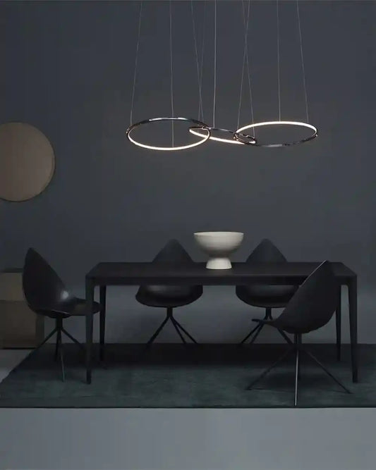 Lámpara colgante moderna sobre comedor minimalista negro, iluminación boutique Birot MX