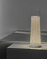 Lámpara moderna de mesa encendida, diseño cilíndrico texturizado, boutique de iluminación Birot MX