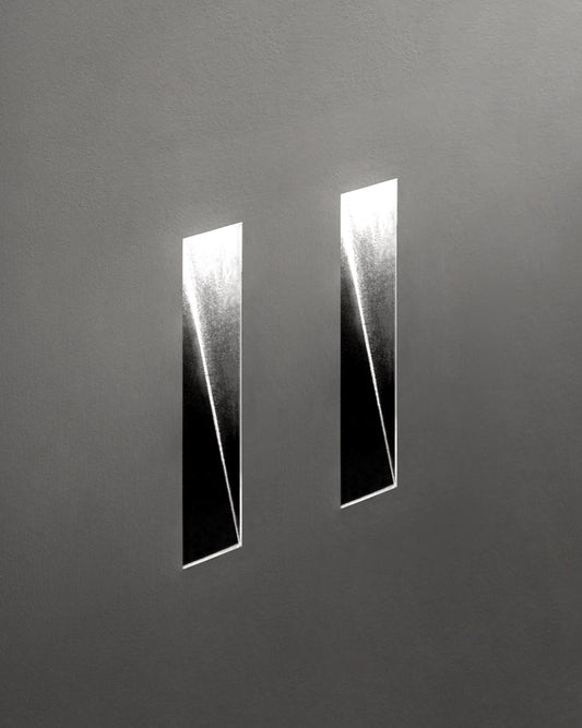 Aplique de pared moderno con luz LED indirecta en forma rectangular sobre fondo gris
