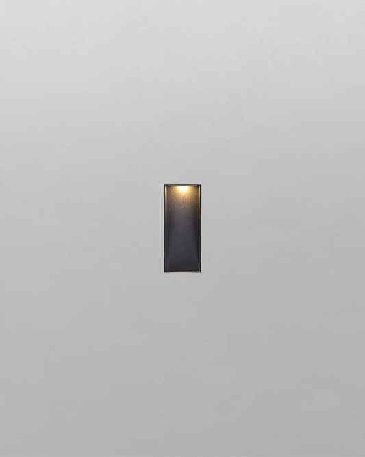Aplique de pared negro moderno con luz LED encendida, fondo gris, iluminación interior