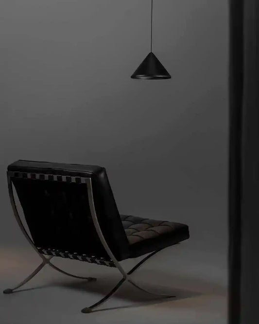 Lámpara colgante negra moderna y sillón de cuero en ambiente minimalista, Birot MX iluminación.