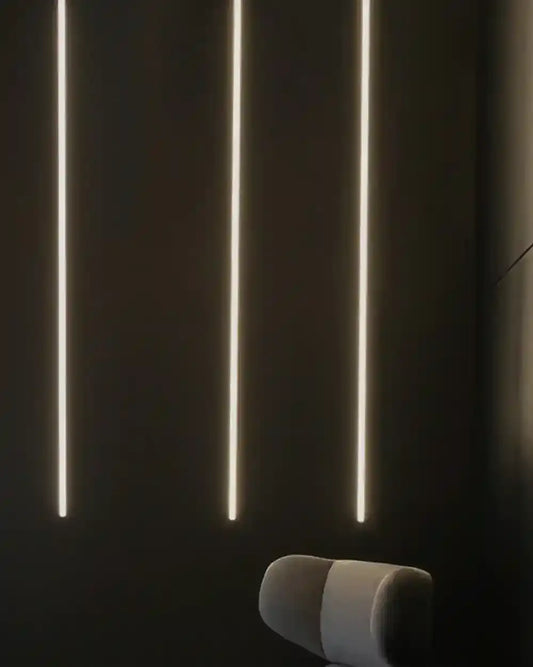 Líneas de luz LED verticales en pared negra y sillón moderno, iluminación decorativa Birot MX