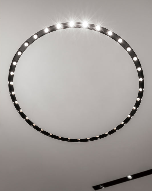 Lámpara de techo circular negra con luces LED encendidas, iluminación moderna interior