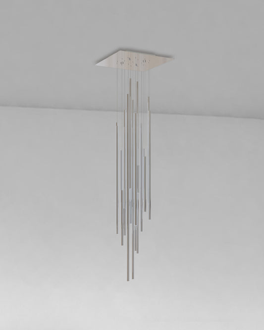 Lámpara colgante moderna cromada de techo con tubos metálicos en cascada decorativa.