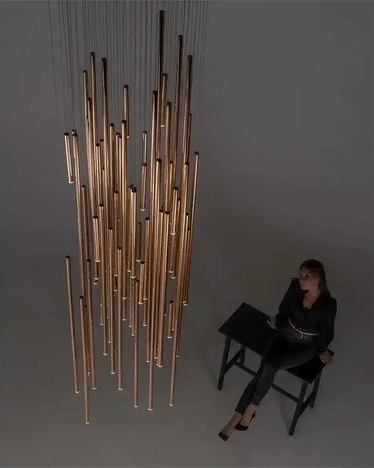 Lámpara colgante de tubos dorados modernos para sala, fotografía de Birot MX boutique de iluminación.