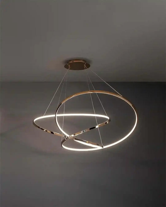 Lámpara colgante de diseño moderno con aros dorados iluminados en techo gris, Birot MX boutique de iluminación