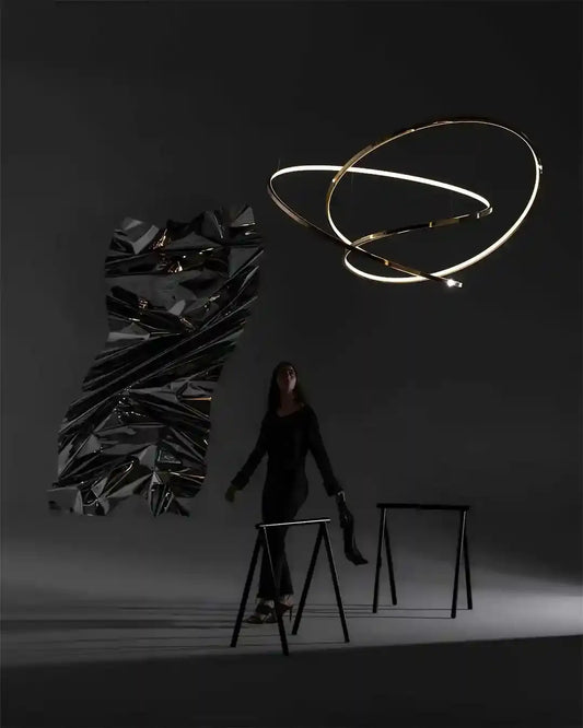 Lámpara colgante moderna dorada con aros LED en fondo oscuro, decoración Birot MX iluminación boutique